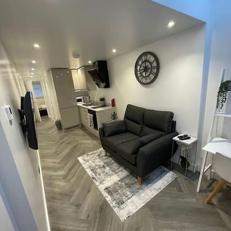 Stylish & Cosy 1 Bed Apartment Суиндон Экстерьер фото