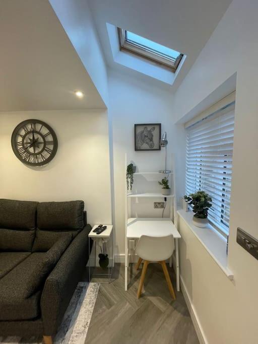 Stylish & Cosy 1 Bed Apartment Суиндон Экстерьер фото