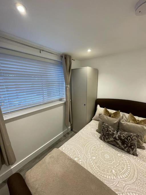 Stylish & Cosy 1 Bed Apartment Суиндон Экстерьер фото