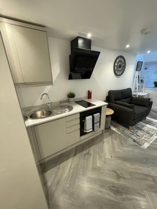 Stylish & Cosy 1 Bed Apartment Суиндон Экстерьер фото